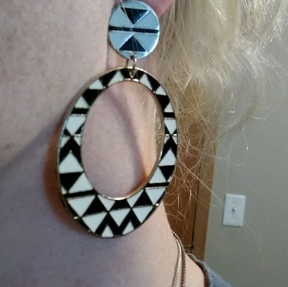 Geometric Black/white and gold enamel earrings. - Picture 3 of 4